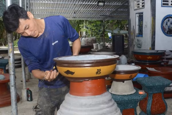 Gia đình anh Lê Hữu Lợi có nhiều thế hệ tham gia sản xuất chậu cây cảnh.
