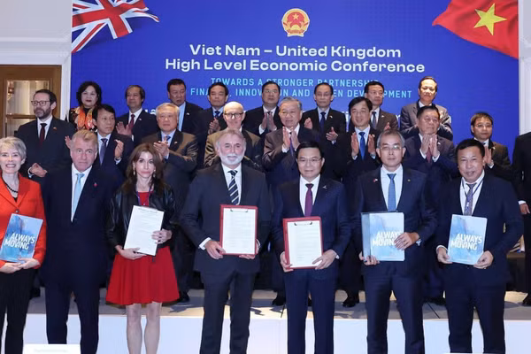 Tổng Bí thư Tô Lâm chứng kiến Lễ trao thỏa thuận hợp tác giữa các bộ, ngành, địa phương, doanh nghiệp hai nước. (Ảnh: Thống Nhất/TTXVN) 
