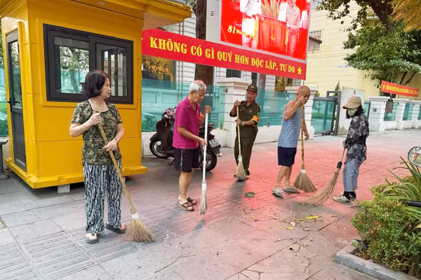 Người dân Tổ dân phố Quán Sứ (phường Cửa Nam, Hà Nội) tổng vệ sinh vào sáng thứ bảy hằng tuần. (Ảnh: LVQ)