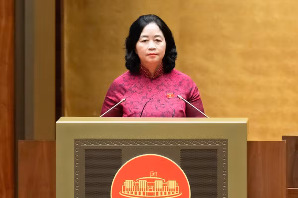 Chủ tịch Ủy ban Trung ương MTTQ Việt Nam Bùi Thị Minh Hoài trình bày Báo cáo tổng hợp ý kiến, kiến nghị của cử tri và nhân dân gửi đến Kỳ họp thứ nhất, Quốc hội khóa XVI. (Ảnh: DUY LINH)