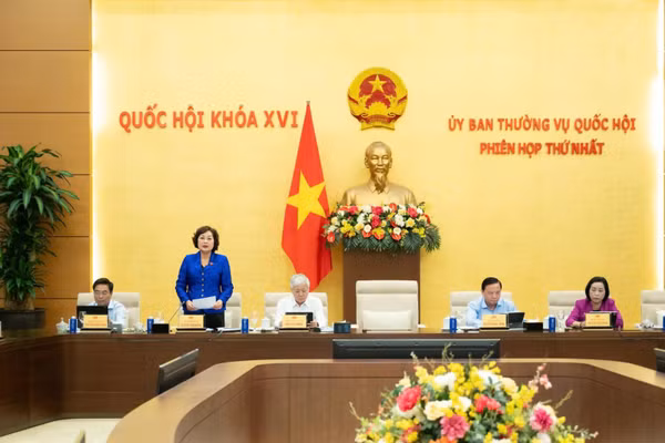 Phó Chủ tịch Quốc hội Nguyễn Thị Hồng điều hành phiên họp. (Ảnh: DUY LINH)