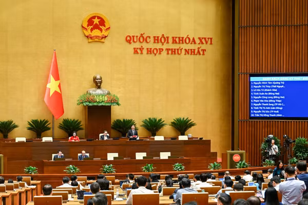 Quang cảnh phiên thảo luận ở hội trường sáng 22/4. (Ảnh: DUY LINH)