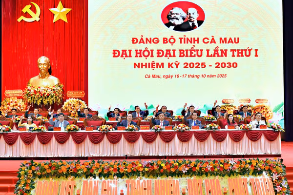 Quang cảnh phiên trù bị Đại hội đại biểu Đảng bộ tỉnh Cà Mau vào sáng 16/10.