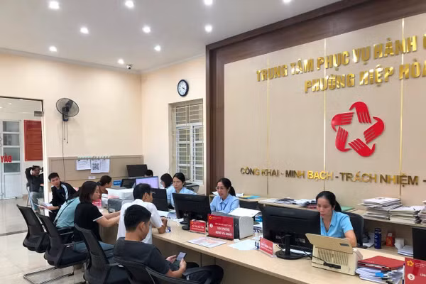 Cán bộ Trung tâm Phục vụ hành chính công phường Hiệp Hòa (Bắc Ninh) giải quyết thủ tục hành chính phục vụ người dân.