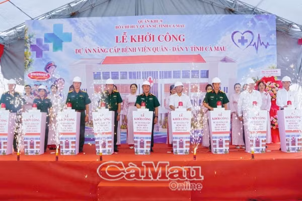 Các đại biểu thực hiện nghi thức ấn nút khởi công Dự án nâng cấp Bệnh viện Quân - Dân y Cà Mau.