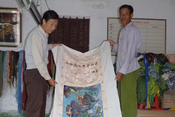 Làng thêu ren Văn Lâm (Ninh Bình) nỗ lực tạo ra những sản phẩm độc đáo. Ảnh: Văn Học