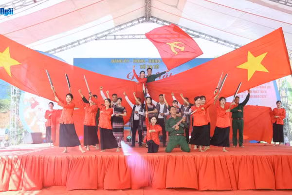 Tiết mục văn nghệ chào mừng tại chương trình gặp mặt, kỷ niệm 65 năm Chiến thắng Trà Nô. 