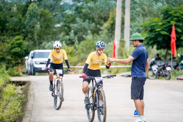 Thầy trò HLV Nguyễn Duy Chiến đã tạo nên dấu mốc lịch sử cho xe đạp Thanh Hóa. Ảnh: VCF
