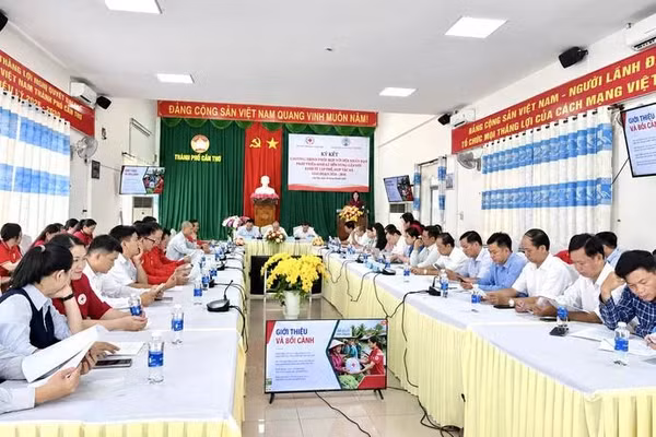 Quang cảnh lễ ký kết chương trình phối hợp về hỗ trợ nhân đạo, phát triển sinh kế bền vững gắn với kinh tế tập thể, hợp tác xã. 