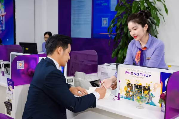 Nhân viên Ngân hàng TMCP Tiên Phong hướng dẫn khách hàng làm thủ tục tín dụng. Ảnh | TIÊN PHONG