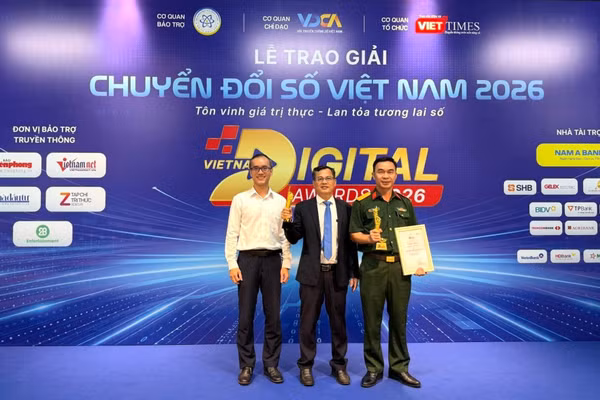 Đại diện thành phố nhận giải thưởng “Cơ quan nhà nước chuyển đổi số xuất sắc” với Nền tảng phục vụ chỉ đạo điều hành dựa trên dữ liệu số.