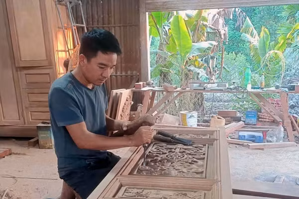 Nghề sản xuất đồ mộc mỹ nghệ ở Hải Minh tạo việc làm ổn định cho người dân địa phương. Ảnh: HOẠT NGUYỄN