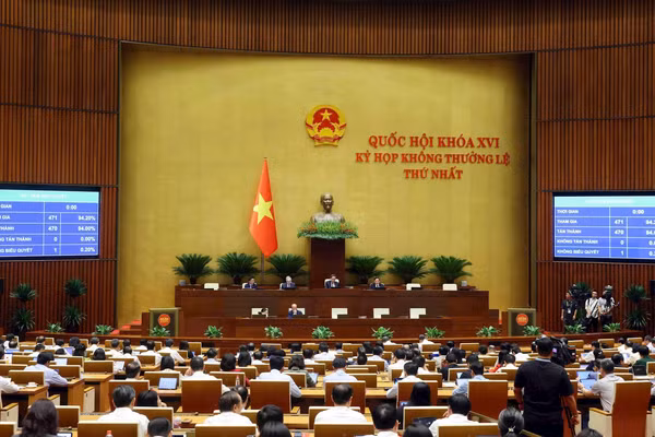 Tại kỳ họp không thường lệ thứ nhất, Quốc hội Khóa XVI đã xem xét, thông qua 15 luật, 6 nghị quyết quy phạm pháp luật.