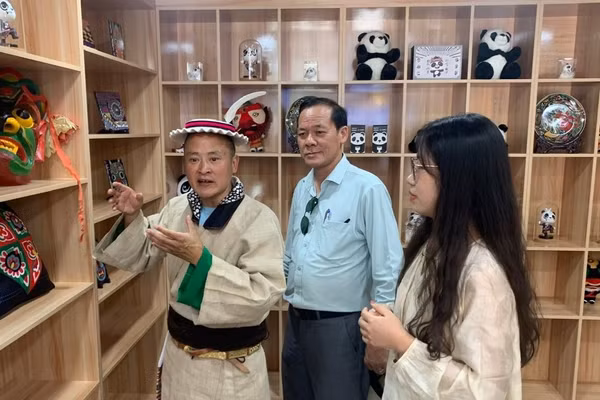 Ông Giang Ương Tông giới thiệu lịch sử-văn hóa Tây Tạng với du khách.