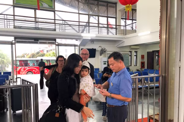 Kiểm soát vé khách đi tàu tại Ga Ninh Bình.