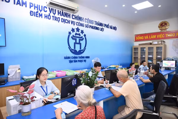 Cán bộ trực tiếp hướng dẫn người dân tại Điểm hỗ trợ dịch vụ công số Phương Liệt. Ảnh: Thành Đạt
