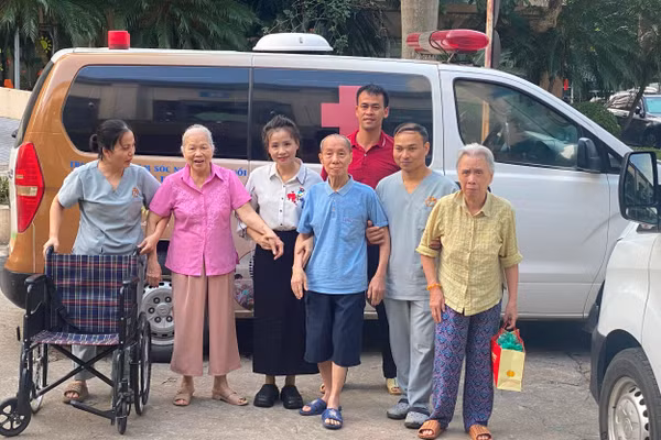 Xe đưa đón người cao tuổi đến Cơ sở chăm sóc người cao tuổi ban ngày tại phường Tây Hồ.