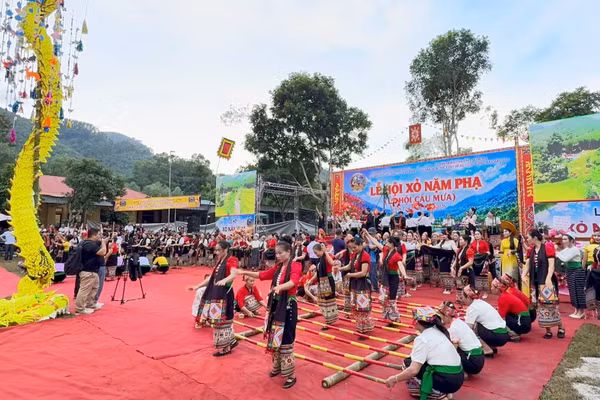 Không gian sôi động trong lễ hội Xỏ Nặm Phạ.