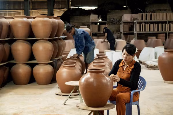 Nhân viên thực hiện công đoạn hoàn thiện một sản phẩm gốm ở xưởng Nam Long, phường Chánh Hiệp, Thành phố Hồ Chí Minh. Ảnh: Quốc Thanh