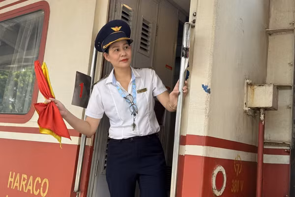 Trưởng tàu Mai Thị Ngọc Thương làm tín hiệu cho tàu rời ga.