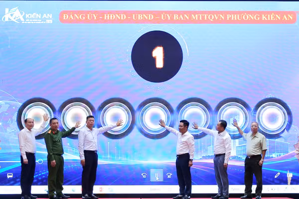 Các đại biểu thực hiện nghi thức nhấn nút kích hoạt ứng dụng “Kiến An - Gần dân, lắng nghe ý kiến Nhân dân”.