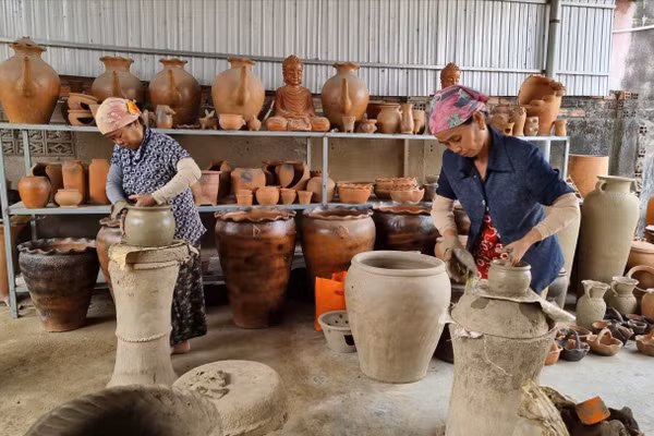 Sản xuất gốm tại Ninh Thuận. Ảnh: Nguyễn Thành