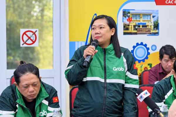 Nữ tài xế xe ôm công nghệ Lê Thị Tuyết Hoa chia sẻ về nỗi vất vả mỗi lần rong ruổi trên đường. Ảnh | TÙNG NGUYỄN