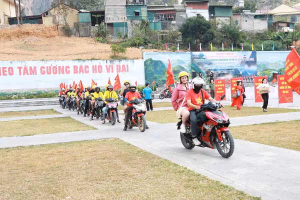 Đoàn roadshow gồm 100 xe mô tô, xe máy xuất phát từ Quảng trường Thanh niên xã Đồng Văn, bắt đầu hành trình trải nghiệm an toàn qua đèo Mã Pì Lèng đến xã Mèo Vạc.
