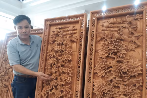 Những bức tranh gỗ tinh xảo được tạo nên bởi đôi tay tài hoa của nghệ nhân. Ảnh: Văn Học