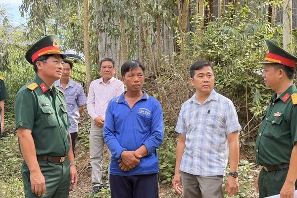 Đoàn công tác Bộ Chỉ huy quân sự tỉnh Tây Ninh cùng lãnh đạo Ủy ban nhân dân xã Hưng Điền khảo sát tại nhà anh Nguyễn Văn Tâm. Ảnh: Xuân Thắng