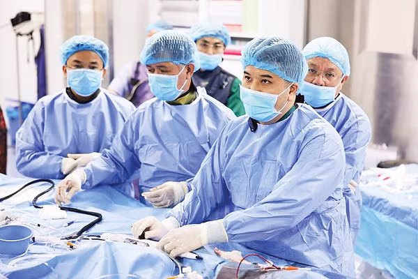 Các bác sĩ can thiệp cứu sống bệnh nhân tim mạch. Ảnh | Bệnh viện Chợ Rẫy cung cấp