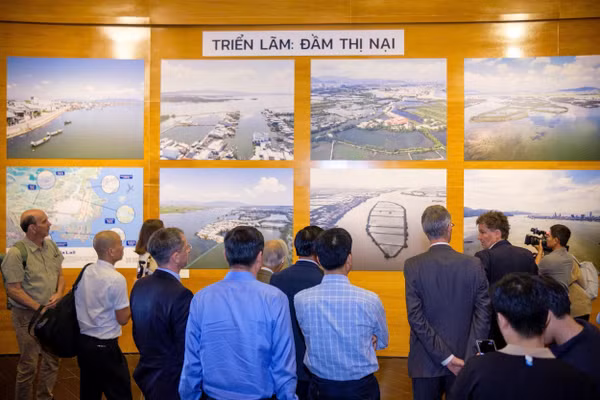 Các đại biểu tham quan triển lãm trong ngày khai mạc. Ảnh: Đại sứ quán Pháp tại Việt Nam.
