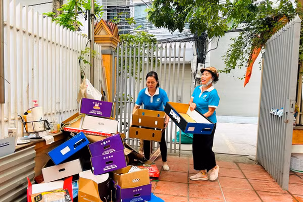 Phụ nữ Hà Nội thu gom phế liệu, tạo nguồn thu hỗ trợ người có hoàn cảnh khó khăn. Ảnh: Trần Oanh