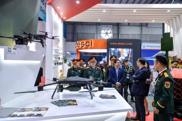 Giới thiệu sản phẩm UAV tại Triển lãm Quốc phòng quốc tế Việt Nam.