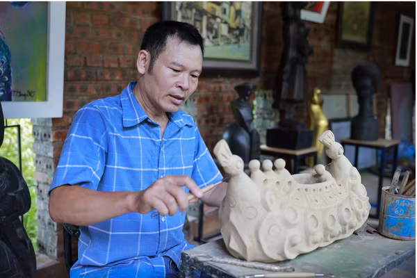 Nhà điêu khắc Triệu Tiến Công vẫn luôn ấp ủ mong muốn khôi phục làng nghề gốm sứ. Ảnh: NVCC