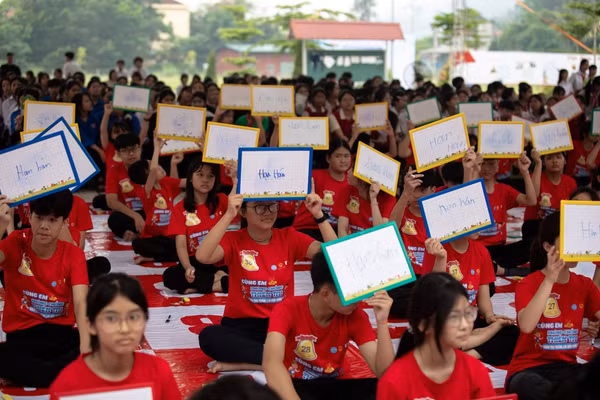 Học sinh các Trường phổ thông Dân tộc nội trú THCS và THPT Bảo Thắng, THCS thị trấn Phố Lu và THCS xã Sơn Hà (tỉnh Lào Cai) đã tự tin thể hiện kiến thức về phòng chống thiên tai. Ảnh: UNICEF Việt Nam
