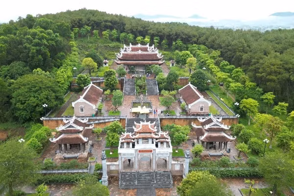 Toàn cảnh đền Chung Sơn. Ảnh: Văn Quảng