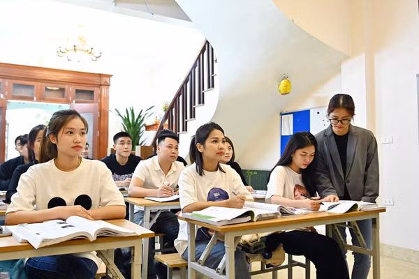 Các học viên luyện tiếng Hàn Quốc, chuẩn bị xuất ngoại. Ảnh: VĂN HỌC
