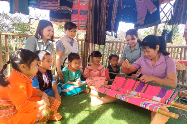 Nghề dệt thổ cẩm góp phần thúc đẩy phát triển du lịch. Ảnh: Trường Sơn