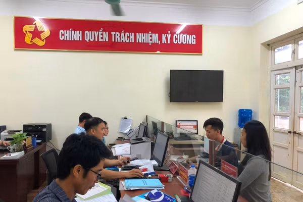 Cán bộ Trung tâm Phục vụ hành chính công xã Cao Lộc giải quyết thủ tục hành chính phục vụ người dân.
