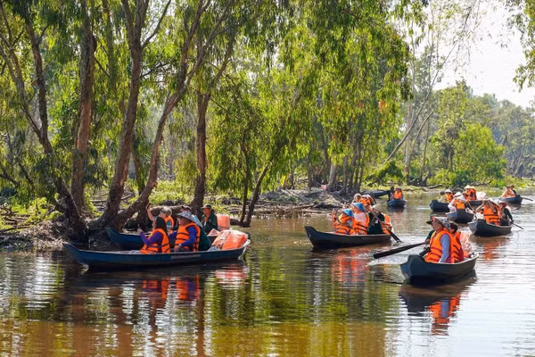 Thanh niên TP Cần Thơ hưởng ứng phong trào làm sạch môi trường, thu hút khách du lịch đến địa phương.