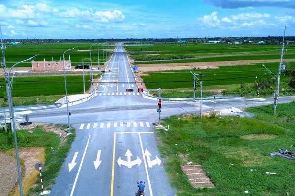 Đường ven Gò Công - Đồng Tháp là một trong các dự án giao thông trọng điểm được tỉnh Đồng Tháp tập trung triển khai. Ảnh: Việt Tiến