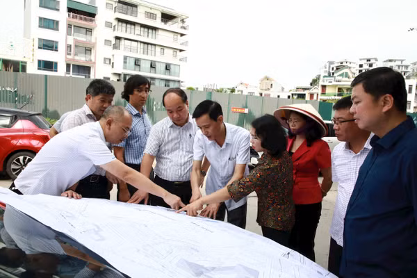 Lãnh đạo Thành ủy Quảng Ninh cùng phường Bãi Cháy và các cơ quan chức năng trực tiếp tháo gỡ khó khăn cho các dự án chậm tiến độ trên địa bàn phường.