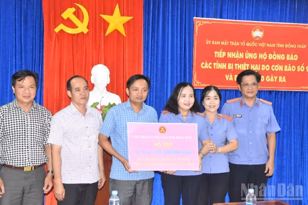 Viện Kiểm sát nhân dân tỉnh Đồng Tháp ủng hộ 132,3 triệu đồng cho nhân dân bị ảnh hưởng các cơn bão gây ra.