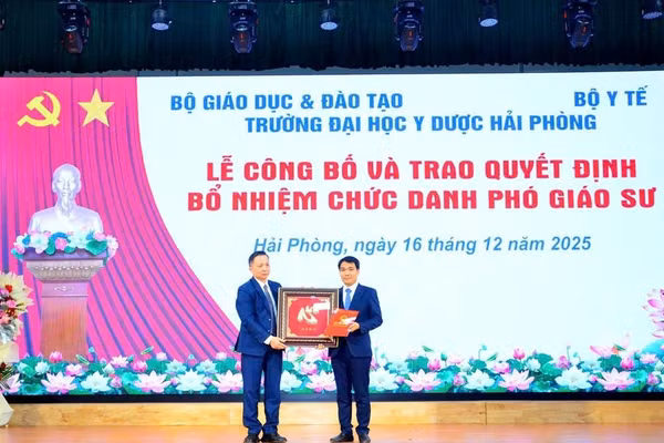 Bác sĩ Đinh Dương Tùng Anh nhận quyết định bổ nhiệm chức danh Phó Giáo sư.