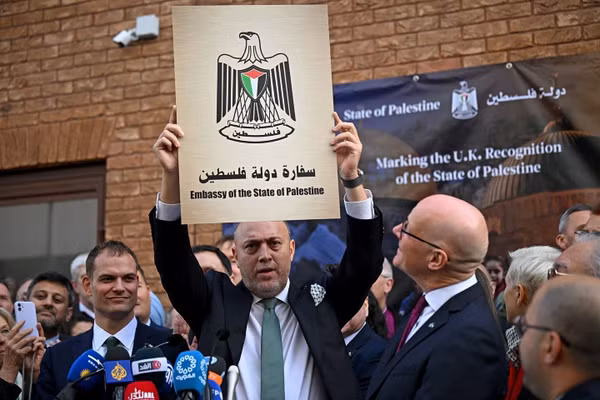 Đại sứ Palestine tại Anh Husam Zomlot trong “thời khắc lịch sử”.