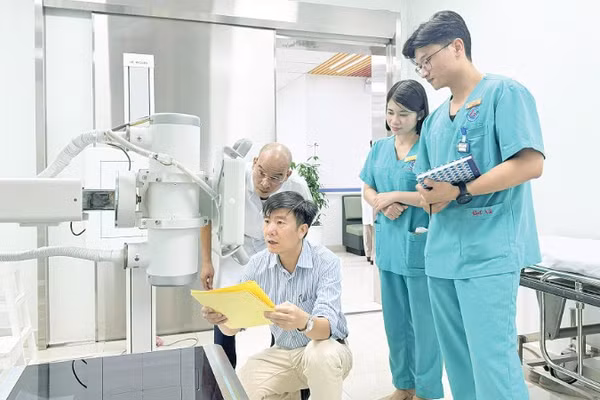 Cán bộ Sở Khoa học và Công nghệ thành phố Hải Phòng kiểm tra an toàn bức xạ tại các đơn vị trên địa bàn. Ảnh | THANH HÀ