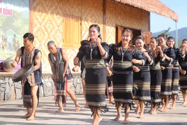 Biểu diễn cồng chiêng - xoang Mơ Nông ở xã Đam Rông 4 (Lâm Đồng).