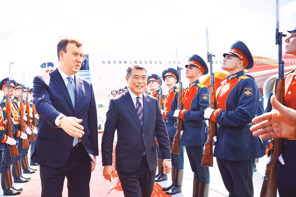 Lễ đón Thủ tướng Lê Minh Hưng đến thành phố Kazan, Cộng hòa Tatarsta, Liên bang Nga bắt đầu chuyến tham dự Hội nghị Cấp cao Kỷ niệm 35 năm quan hệ ASEAN - Nga. Ảnh: TTXVN