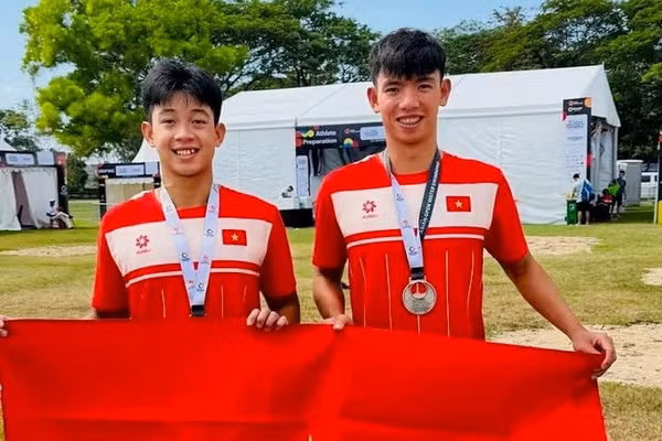 Mai Trần Tuấn Anh và Nguyễn Huy Hoàng giành huy chương tại Giải vô địch bơi mặt nước mở châu Á 2026. Ảnh: Hoài Việt